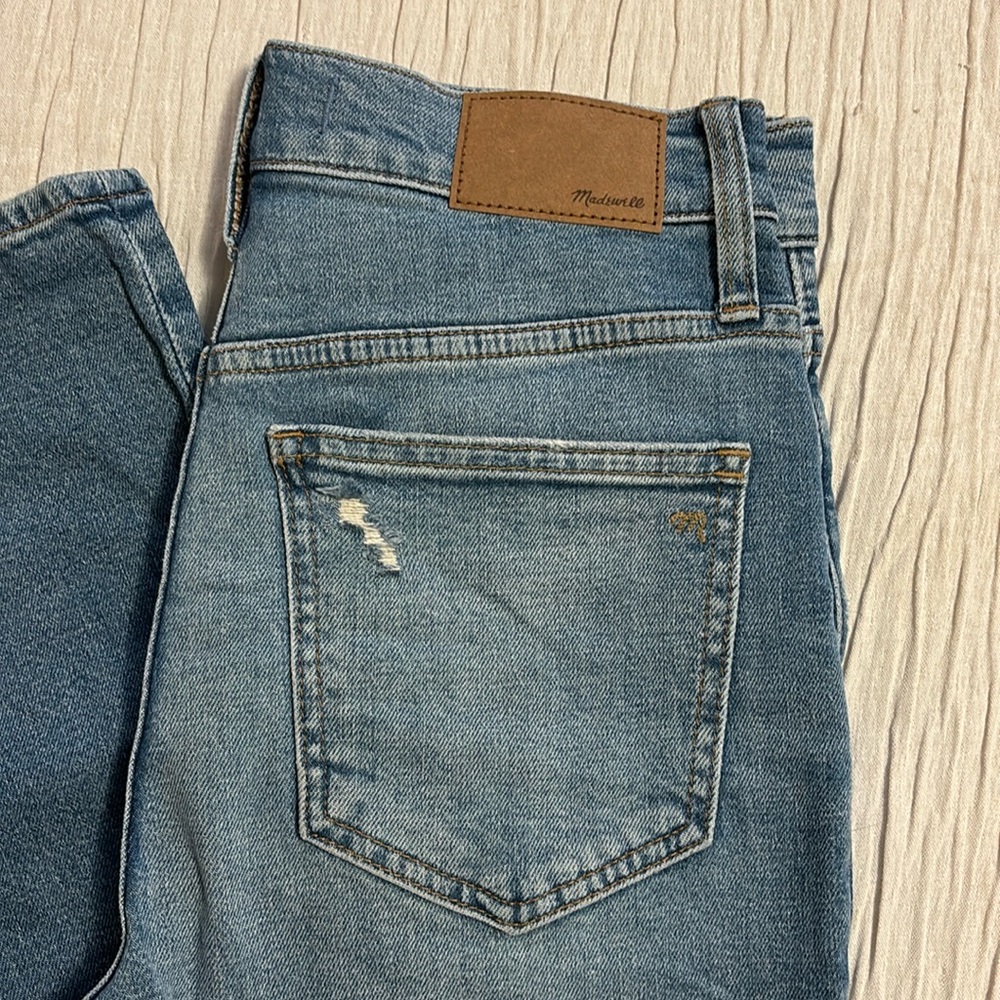 Madewell size 24, wore one time, lots of stretch, land at ankle and I am 5’6!